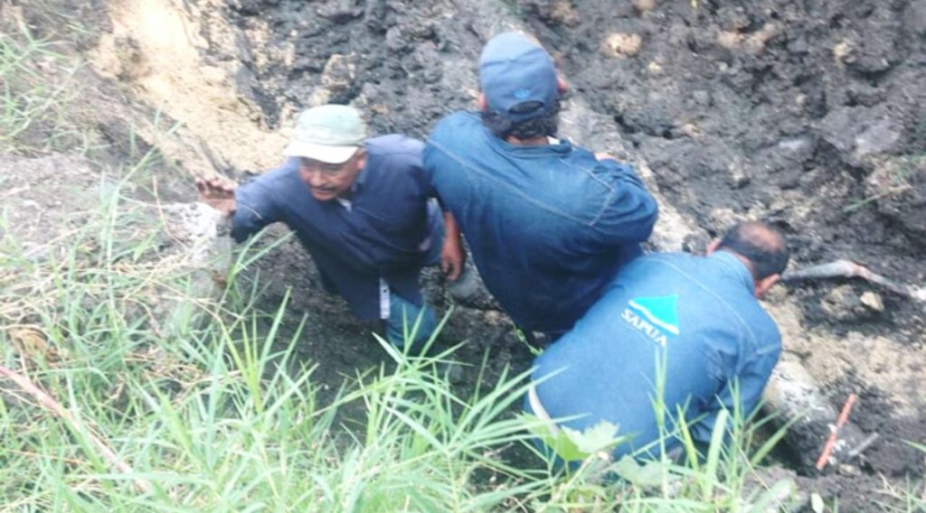 Reparan fuga en línea de abastecimiento de la Laguna de Hueyapan hacia el rebombeo Joya