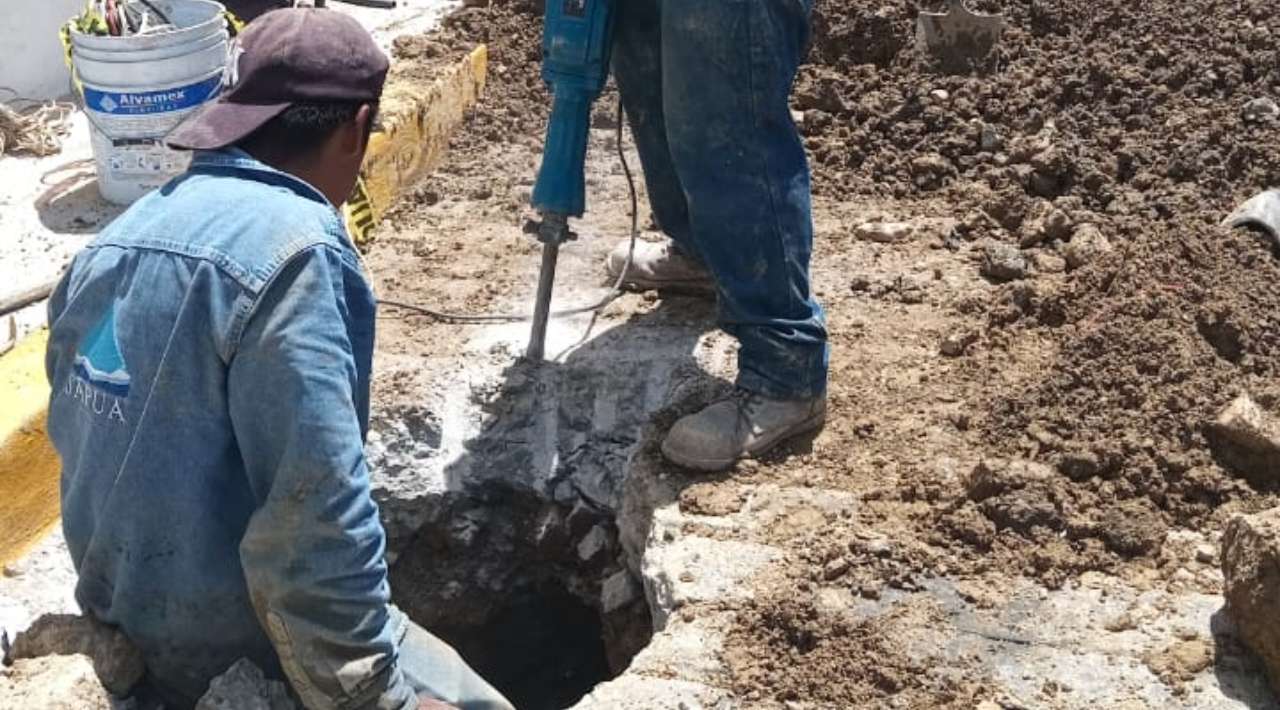 SAPUA continúa trabajos para localizar fuga de agua en la calle Rubí